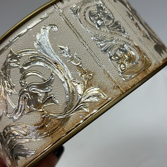 Vintage lidded tin marked  “Guildcraft” NewYork USA - Picture 9 of 11